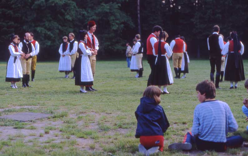 H1983-Sonnwende-Dia16-46 - Volkstanzgruppe Herrenberg - Sonnenwende 1983