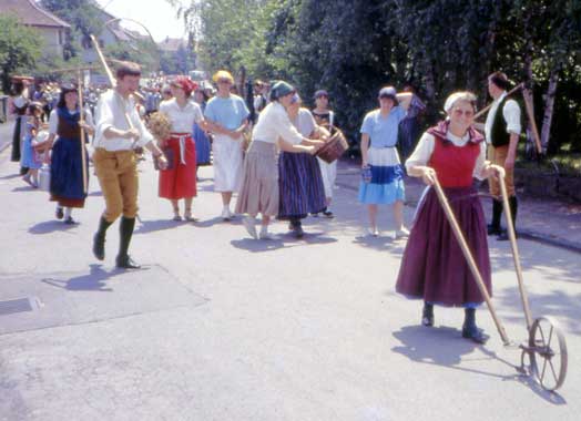 H1986-Festzug-Dia19-21 - Volkstanzgruppe Herrenberg - Festzug in Gültstein 1986