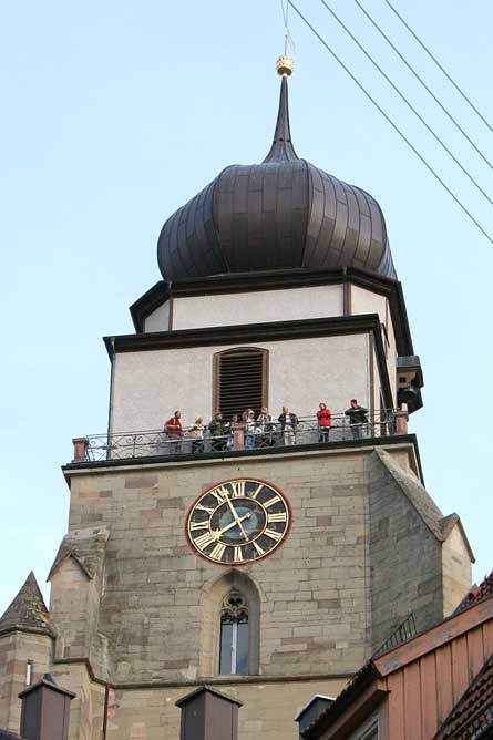 G20050610-IMG0449-StiftskircheBesucherAufPlattform - Stiftskirche