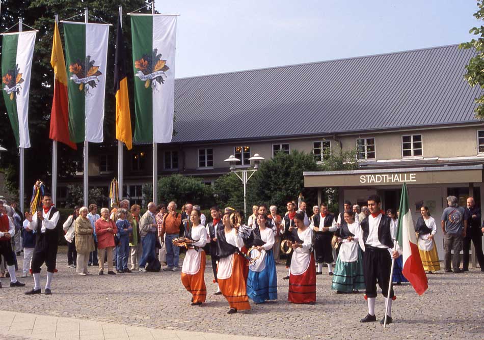 G20050612-D54132-VorStadthalle-Italien - Volkstanzgruppe 